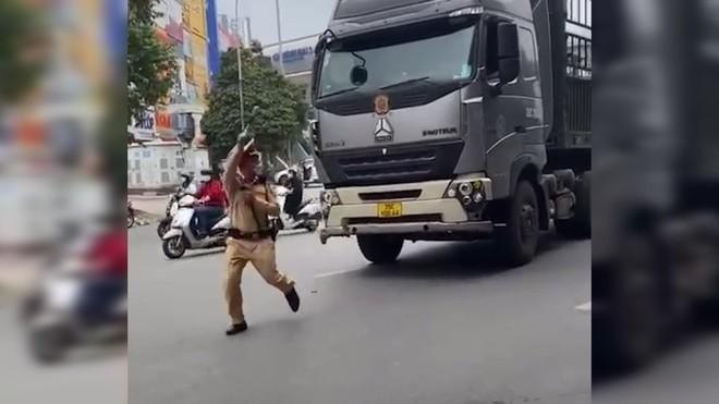Lái xe container lao thẳng vào CSGT Hà Nội ảnh 1