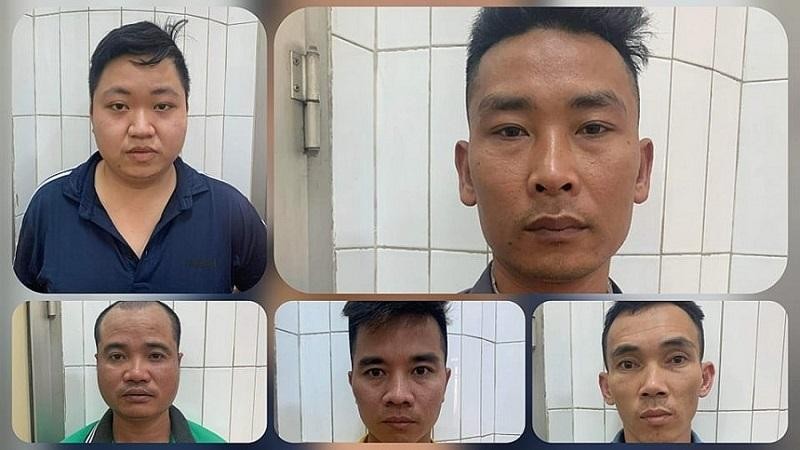Các đối tượng ngang nhiên đánh bạc tại vỉa hè đường Phạm Hùng
