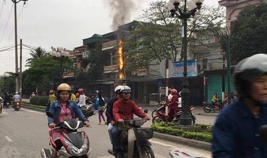Cột điện bốc cháy ở TP Uông Bí