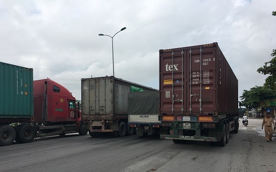 Đường QL5 luôn quá tải, với các phương tiện hạng nặng thường xuyên lưu hành