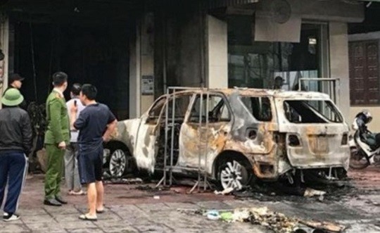 Chiếc xe bị thiêu rụi, chỉ còn khung kim loại