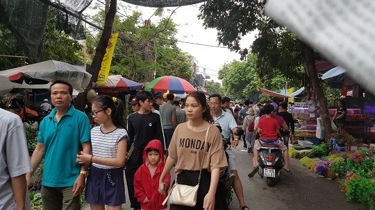 Người dân tham quan và mua sắm tại chợ Hàng