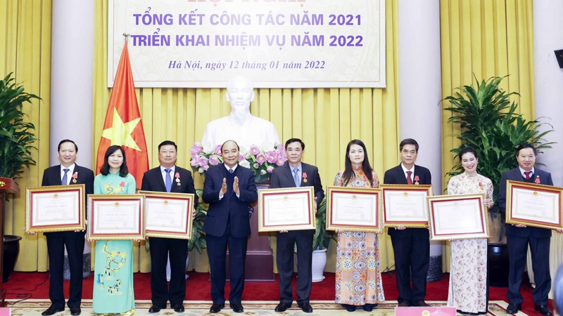 Chủ tịch nước trao Huân chương Lao động cho một số cán bộ Văn phòng Chủ tịch nước.