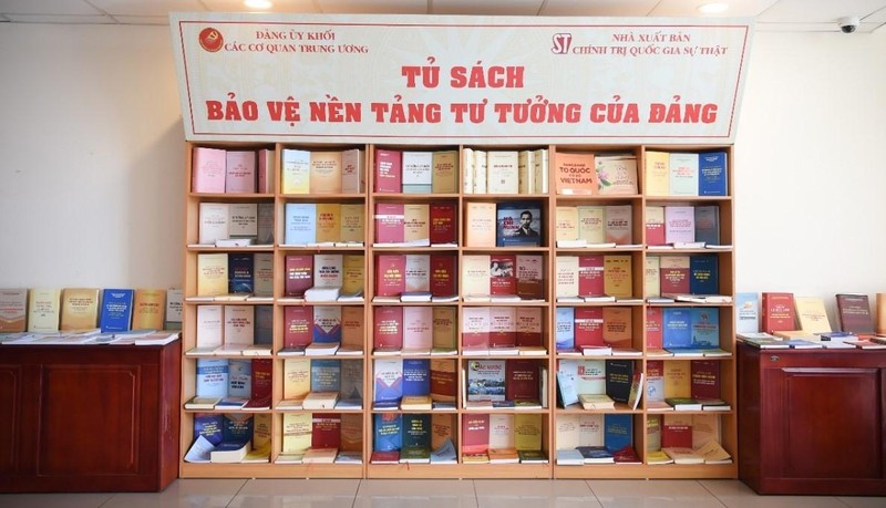 Trưng bày Tủ sách Bảo vệ nền tảng tư tưởng của Đảng ảnh 1