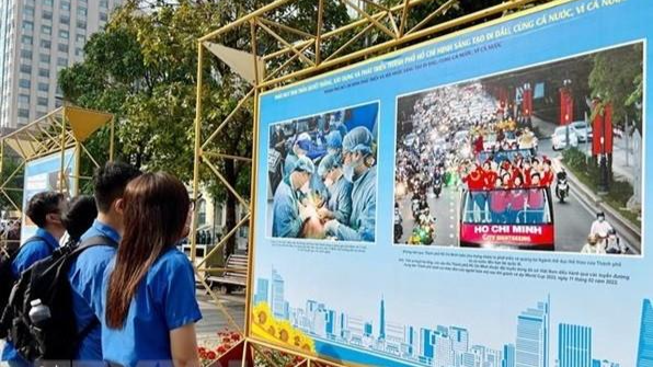 Các bạn trẻ tham quan triển lãm “TP Hồ Chí Minh - 47 năm cùng cả nước, vì cả nước”.