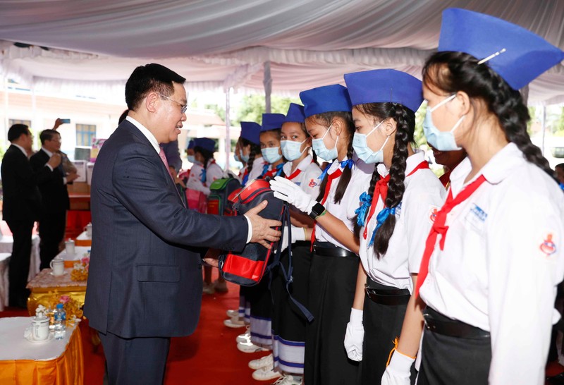 Chủ tịch Quốc hội thăm mảnh đất giàu truyền thống cách mạng ở cực Nam của Lào ảnh 2