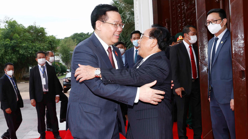 Thủ tướng Chính phủ Lào Phankham Viphavanh thân mật đón Chủ tịch Quốc hội Vương Đình Huệ.