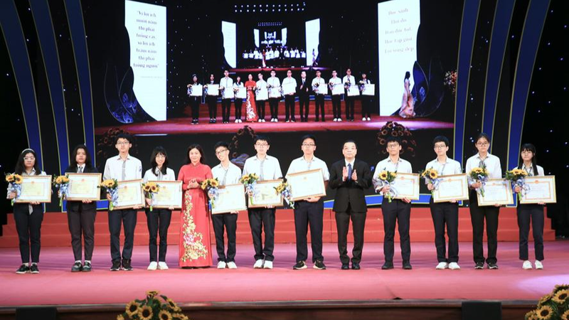 Một số em học sinh giỏi tiêu biểu của Hà Nội tại Lễ tuyên dương