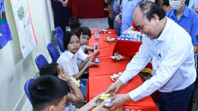 Chủ tịch nước tặng quà cho các trẻ em khuyết tật tại Trung tâm nuôi dưỡng trẻ khuyết tật Hà Nội.