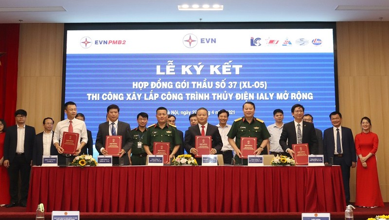 Đại diện EVN và Liên danh nhà thầu ký kết hợp đồng