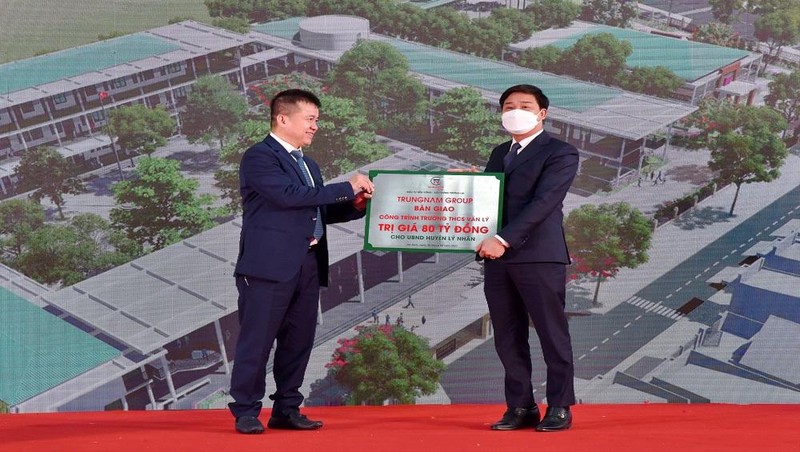 Chủ tịch HĐQT Trungnam Group (bìa trái) bàn giao Trường THCS Văn Lý