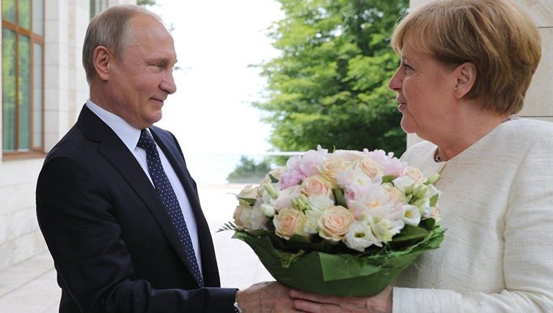 Tổng thống Nga Putin trong một cuộc gặp Thủ tướng Đức Angela Merkel.