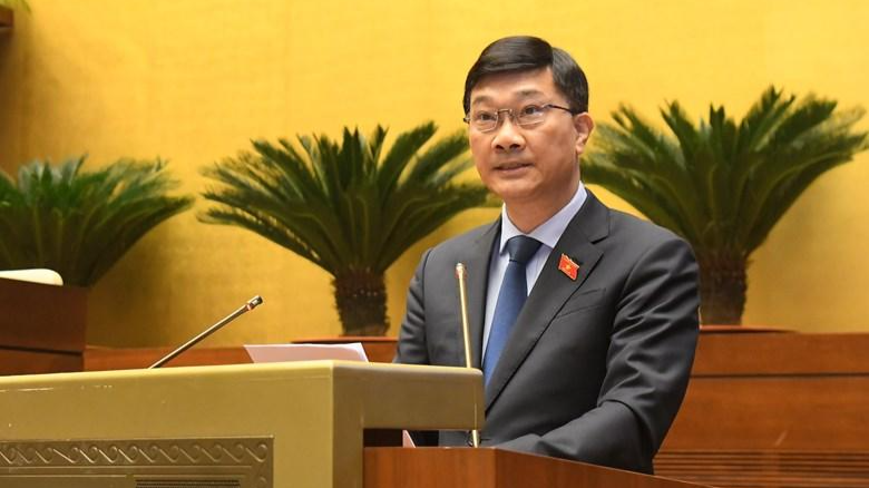 Chủ nhiệm Ủy ban Kinh tế Vũ Hồng Thanh trình bày báo cáo thẩm tra.