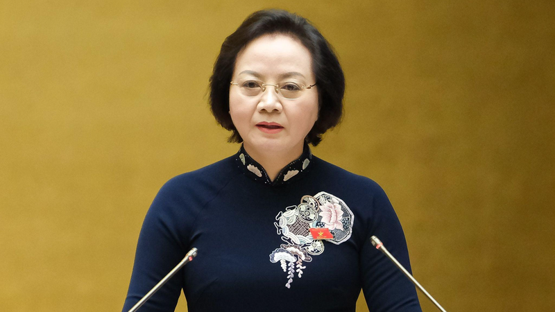 Bộ trưởng Phạm Thị Thanh Trà trình bày tờ trình tại phiên họp.
