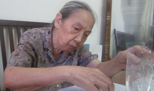 Cụ Xuyến 83 tuổi vẫn ngày ngày bốc thuốc chữa bệnh.