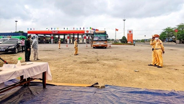 Chốt kiểm soát dịch bệnh liên ngành tại khu vực chân cầu Nghìn - Quốc lộ 10.