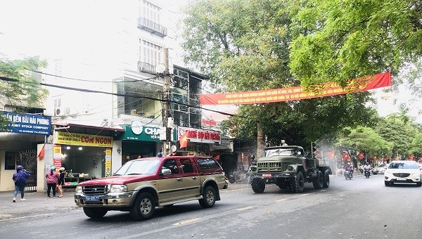 Lực lượng chức năng tiến hành phun khử khuẩn tại tuyến đường trung tâm vào sáng ngày 10/5. 