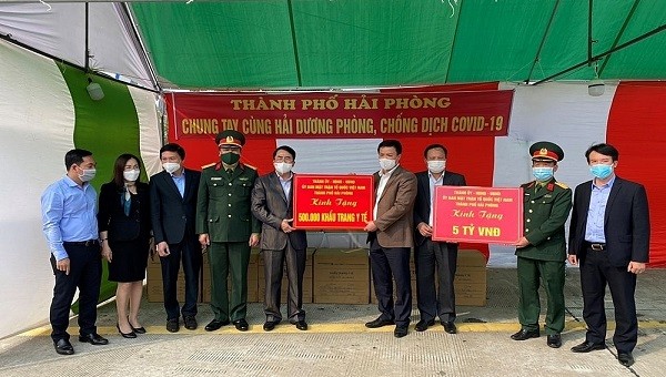 Hải Phòng hỗ trợ tỉnh Hải Dương 5 tỷ đồng cùng với 500.000 khẩu trang y tế để chống dịch COVID-19 vào tháng 2/2021.