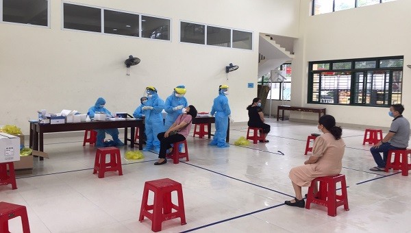 Lấy mẫu xét nghiệm cho học sinh trường THPT Ngô Quyền