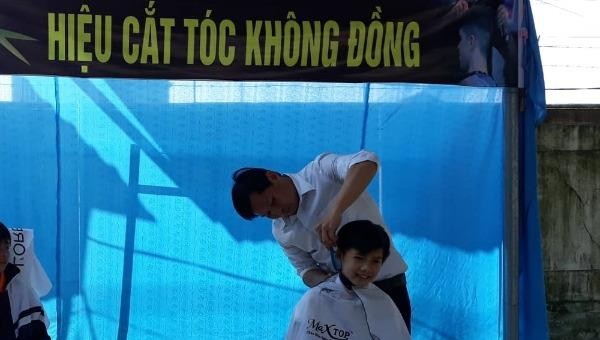 “Salon tóc” không đồng ở ngôi trường làng