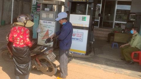 Lực lượng QLTT kiểm tra các cây xăng.