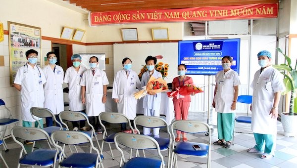 Cán bộ, nhân viên bệnh viện Trung Ương Huế rất hạnh phúc khi bệnh nhân Hành được cứu sống.