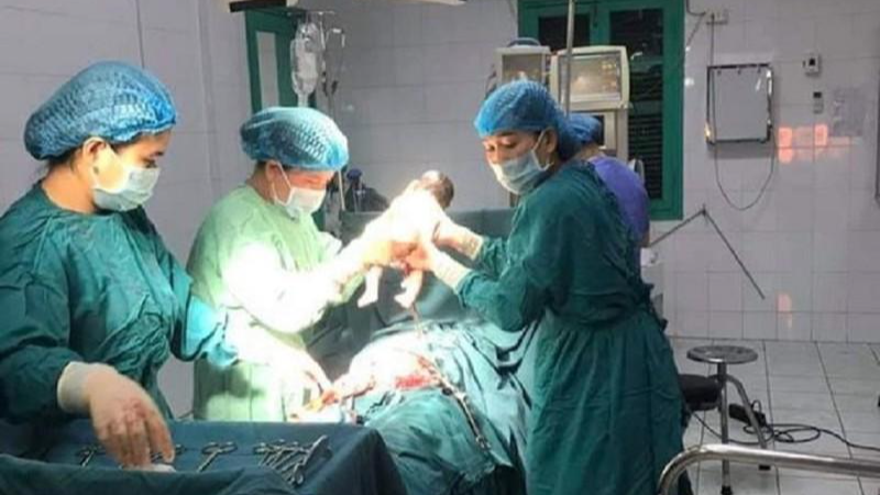 Ê kíp phẫu thuật của Trung tâm Y tế huyện Hướng Hóa mổ cấp cứu thành công cho sản phụ H.T.A.R.