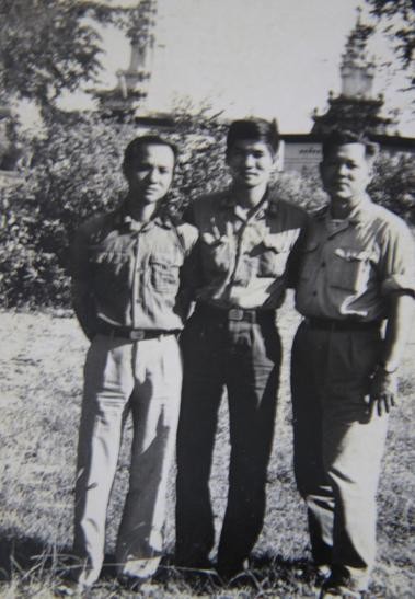 Nhà báo Khắc Xuể (giữa) tại đảo Nam Yết vào Tháng 5/1975 (ảnh tư liệu).