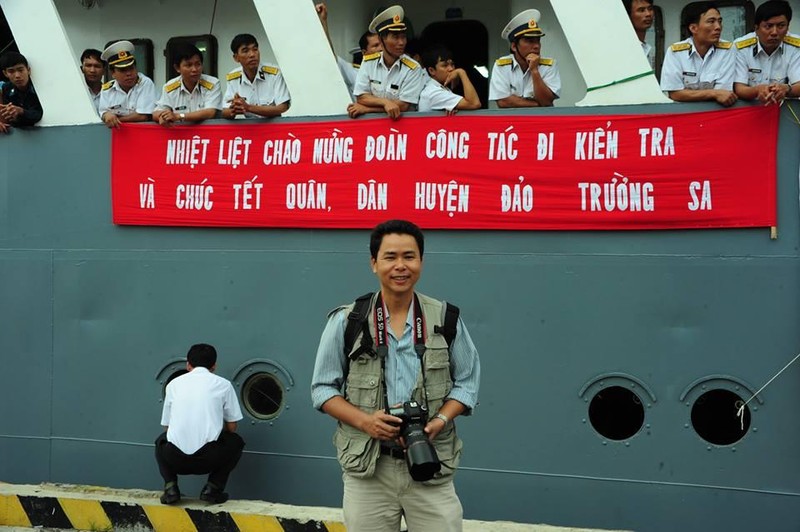 Nghệ sĩ nhiếp ảnh Ngọc Thành trong chuyến ra thăm Trường Sa năm 2012.