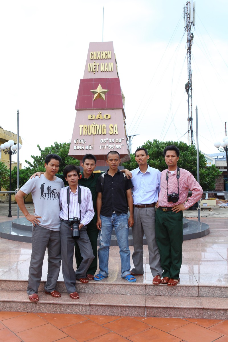 Các nhà báo trong chuyến ra thăm Trường Sa năm 2012.