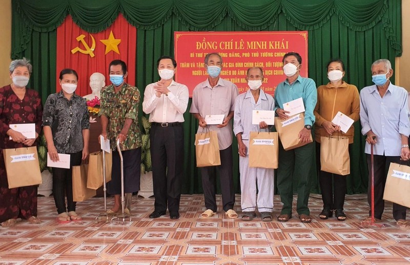 Phó Thủ tướng Chính phủ Lê Minh Khái tặng quà cho các gia đình khó khăn tại Bạc Liêu ảnh 1