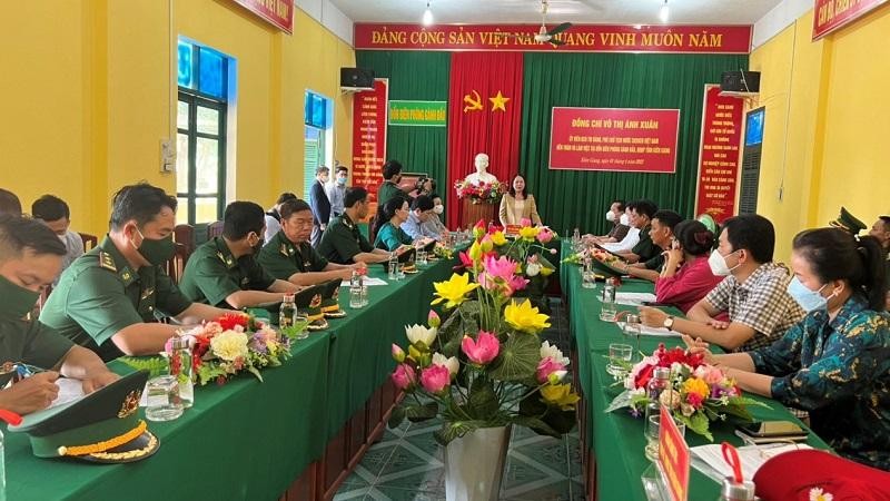 Phó Chủ tịch nước biểu dương tinh thần đoàn kết, vượt qua khó khăn của chiến sĩ đồn Biên phòng Gành Dầu ảnh 1