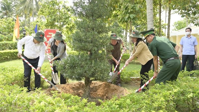 Phó Chủ tịch nước biểu dương tinh thần đoàn kết, vượt qua khó khăn của chiến sĩ đồn Biên phòng Gành Dầu ảnh 2