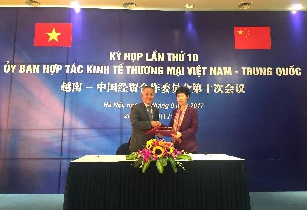Thứ trưởng Bộ Công Thương Trần Quốc Vượng cùng lãnh đạo Bộ Thương mại Trung Quốc