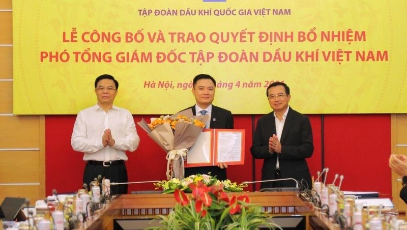 Ông Lê Ngọc Sơn (giữa) nhận Quyết định của Hội đồng thành viên PVN