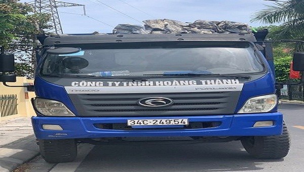 Chiếc xe bị bắt quả tang đổ trộm chất thải.