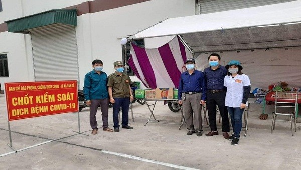 Chị Vũ Thị Tình (bên phải ảnh) trong quá trình thực hiện nhiệm vụ phòng chống COVID-19 đã gặp nạn tử vong.