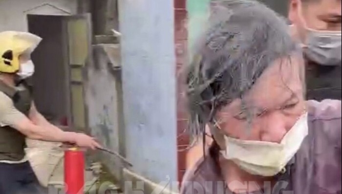 Đối tượng Phạm Văn Việt (áo tím) tại thời điểm bị khống chế. Ảnh: Báo Hải Dương.