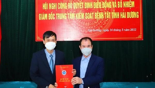 Phó giám đốc Sở Y tế Hải Dương Phạm Hữu Thanh trao quyết định điều động bổ nhiệm Giám đốc CDC Hải Dương cho ông Nguyễn Văn Hinh. (Ảnh: Sở Y tế Hải Dương).