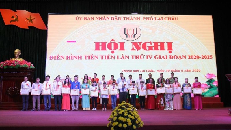 UBND tp. Lai Châu khen thưởng 35 tập thể và 97 cá nhân