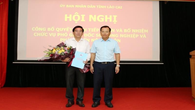 Đ/c Hoàng Quốc Khánh – Phó Chủ tịch UBND tỉnh trao Quyết định bổ nhiệm cho đồng chí tân Phó Giám đốc Sở NN&PTNT. Ảnh: Linh Vũ