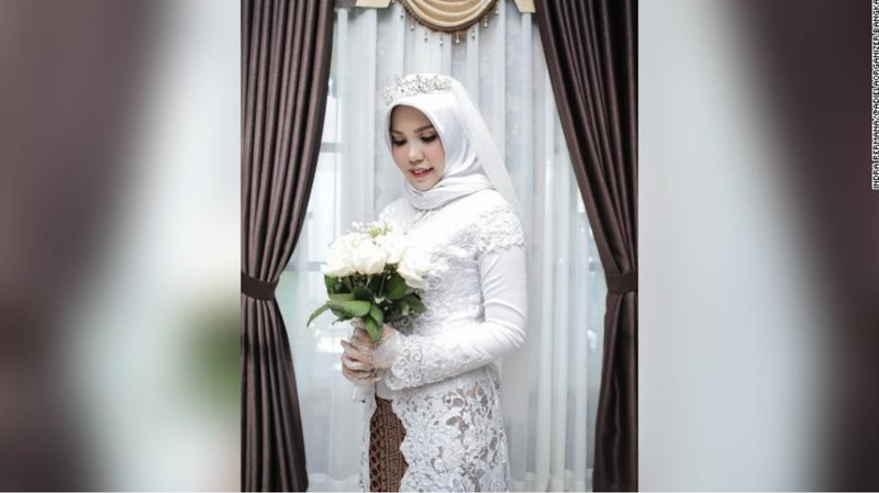 Cô Intan Syari đứng chụp ảnh cưới một mình, thoả ước nguyện của vị hôn phu khi anh không bao giờ trở lại.