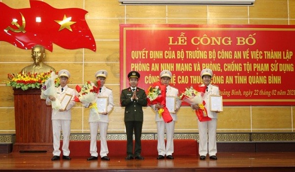 Đại tá Nguyễn Tiến Nam – Giám đốc Công an tỉnh thừa ủy quyền của Bộ trưởng BCA trao quyết định và tặng hoa chúc mừng BCH Phòng An ninh mạng và phòng chống tội phạm công nghệ cao.