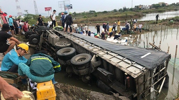 Sau khi chiếc xe chở dưa bị lật, nhiều người dân Quảng Bình đã ra thu gom và mua dưa ủng hộ tài xế.