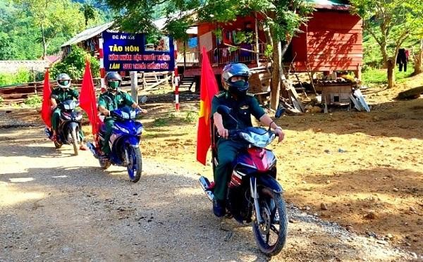Cán bộ các Đồn biên phòng trên tuyến biên giới tuyên truyền trên hệ thống loa phát thanh di động cho chính sách pháp luật cho bà con nhân dân.
