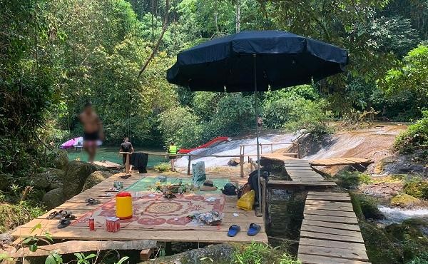 Nhiều sạp gỗ được dựng lên tại khu vực suối Chà Cùng để phục vụ du khách.