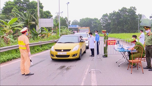 Đảm bảo an toàn giao thông kết hợp phòng chống dịch.