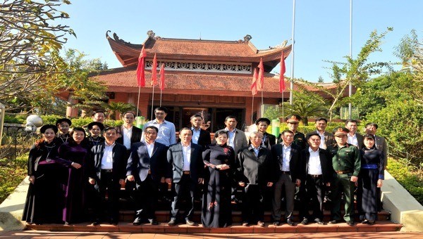 Đoàn công tác Trung ương, lãnh đạo tỉnh Thái Nguyên và các đại biểu tại Khu di tích lịch sử An toàn khu (ATK), huyện Định Hóa, tỉnh Thái Nguyên.