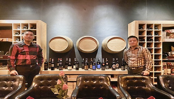 Rượu vang của công ty vinegroup được bày bán tại cửa hàng