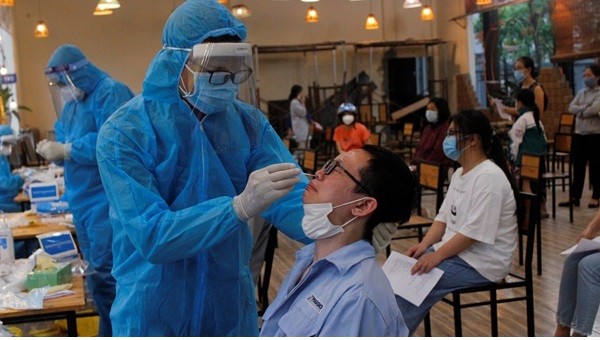 Xét nghiệm COVID-19 cho toàn thể công nhân trong các khu công nghiệp. 